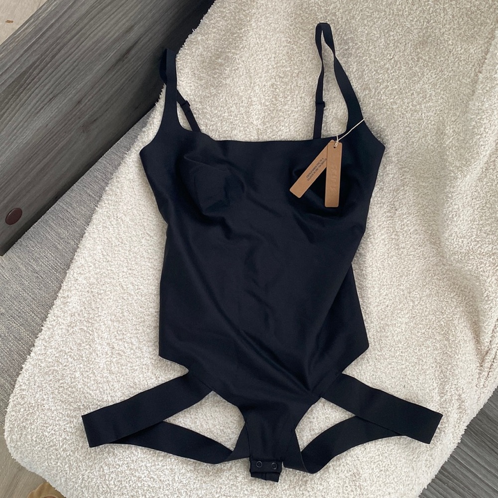 NWT !! Skims Lifting Shapewear - Picture 2 of 2